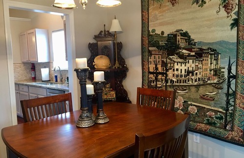 Greenville House | Elegant 2BR Cottage Designer Touches, Prime Greenville Stay