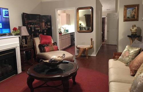Greenville House | Elegant 2BR Cottage Designer Touches, Prime Greenville Stay