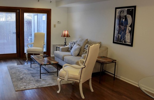 Little Rock Condo | Elegant 2BR Midtown Condo W/Flair