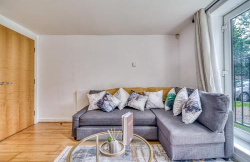 Chorlton-cum-Hardy Apartment | Elegant 2BR with Parking Near Old Trafford