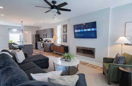 Lynchburg House | Elegant 3 BDR Escape | KING Bed + TV in Every Room
