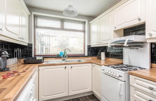 Droylsden Apartment | Elegant 3-Bed Manchester Haven with free Parking by KeenzChillz