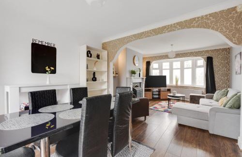 Droylsden Apartment | Elegant 3-Bed Manchester Haven with free Parking by KeenzChillz