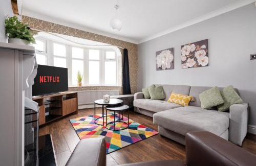 Droylsden Apartment | Elegant 3-Bed Manchester Haven with free Parking by KeenzChillz