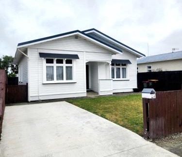 Palmerston North House | Elegant 3 Bedroom Home, walking distance to the Arena