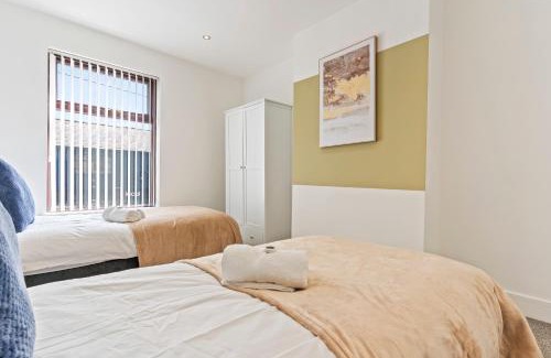 Ashton in Makerfield House | Elegant 3 Bedroom 2 Bathroom House - Sleeps up to 7 - Free Parking, Fast Wifi and Smart TV - Perfect for Contractors and Groups - by Yoko Property