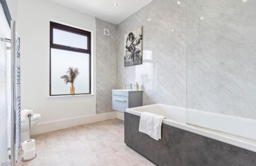Ashton in Makerfield House | Elegant 3 Bedroom 2 Bathroom House - Sleeps up to 7 - Free Parking, Fast Wifi and Smart TV - Perfect for Contractors and Groups - by Yoko Property