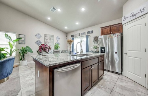 Roosevelt House | Elegant 3BR Home in Fresno