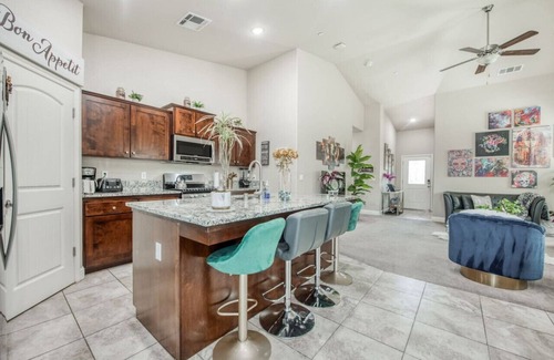 Roosevelt House | Elegant 3BR Home in Fresno