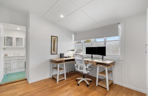 Newmarket House | Elegant 4-Bed Home Near Shops & Dining