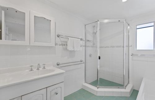 Newmarket House | Elegant 4-Bed Home Near Shops & Dining