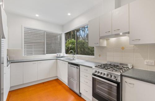 Newmarket House | Elegant 4-Bed Home Near Shops & Dining