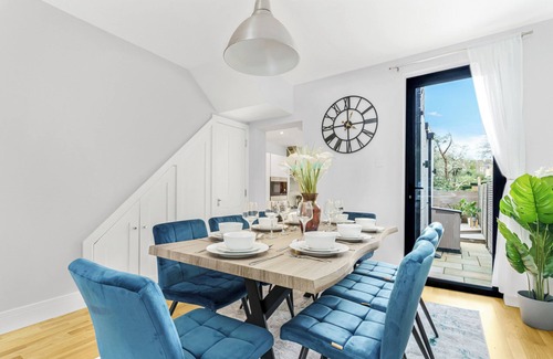 Lee Green House | Elegant 4 bedroom family home with easy access into London. Parking included!