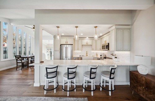 Lake Geneva Condo | Elegant 4-Season Lake Geneva Condo w/Fireplace!