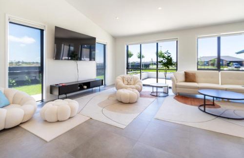 Lincoln Apartment | Elegant 4BR Retreat with Garage, Family friendly