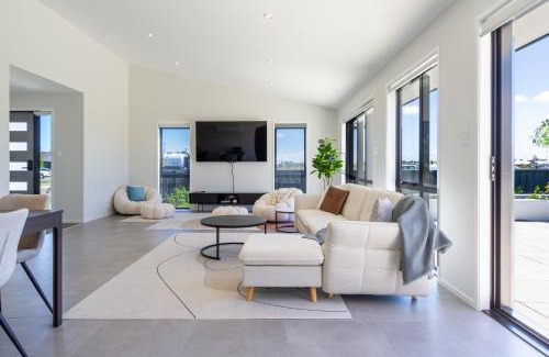 Lincoln Apartment | Elegant 4BR Retreat with Garage, Family friendly