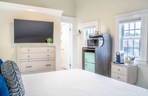 Hampton Hotel | Elegant and comfortable queen room at the beach!