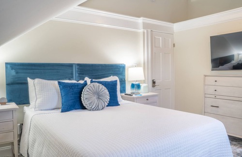 Hampton Hotel | Elegant and comfortable queen room at the beach!
