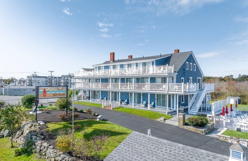 Hampton Hotel | Elegant and comfortable queen room at the beach!