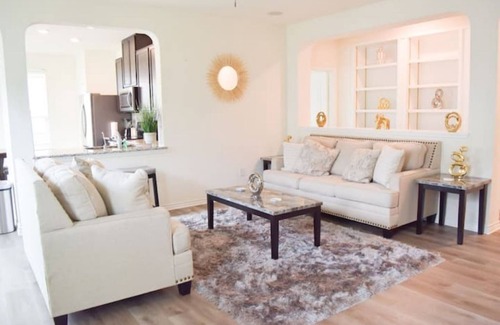 San Antonio House | Elegant and cozy 3 bedroom/2 full bath new home