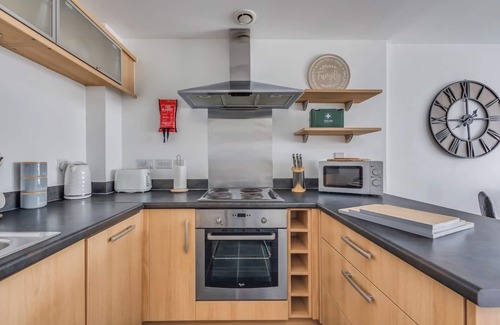 Northampton Apartment | Elegant Apartment in City Centre Fast Wifi Smart TV Access to Communal Gym and Terrace
