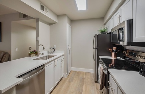 Roseville Apartment | Elegant Apartment Home - Excellent For Long Stays