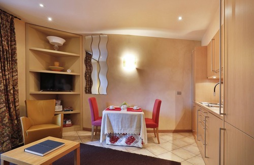 Cernobbio Apartment | ELEGANT APARTMENT IS LOCATED A FEW STEPS FROM THE LAKEFRONT OF CERNOBBIO.