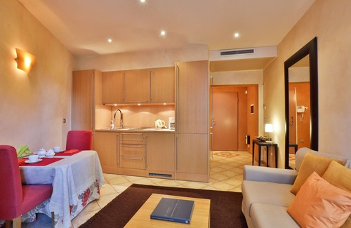 Cernobbio Apartment | ELEGANT APARTMENT IS LOCATED A FEW STEPS FROM THE LAKEFRONT OF CERNOBBIO.