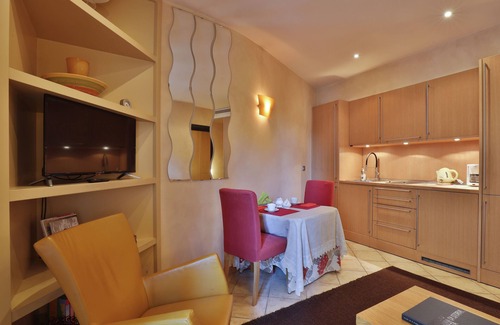 Cernobbio Apartment | ELEGANT APARTMENT IS LOCATED A FEW STEPS FROM THE LAKEFRONT OF CERNOBBIO.