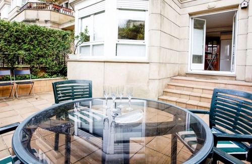 Antiguo Apartment | Elegant apartment with large terrace near Ondarreta beach