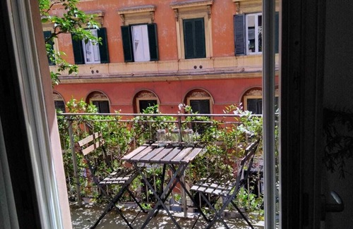 Celio Apartment | Elegant apartment with balcony at the Colosseum.