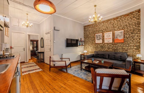 Galata Apartment | Elegant & Artsy 1BR Galata’s Hidden Gem/AC/Walk everywhere
