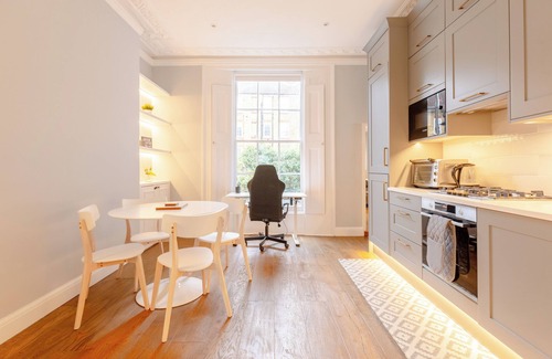 Redcliffe Apartment | Elegant & Beautifully Presented 1BD Flat- Chelsea!