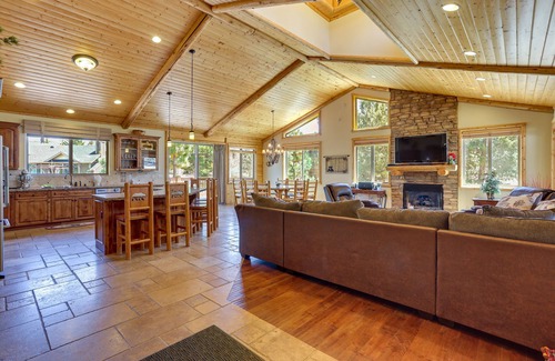 Castle Glen Estates Cabin | Elegant Big Bear Cabin - Half Mi to Big Bear Lake!