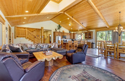 Castle Glen Estates Cabin | Elegant Big Bear Cabin - Half Mi to Big Bear Lake!