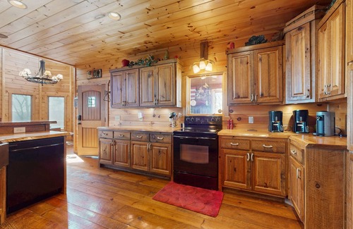 Mineral Bluff Cabin | Elegant cabin with amazing views, hot tub, pool table, indoor/outdoor fireplaces