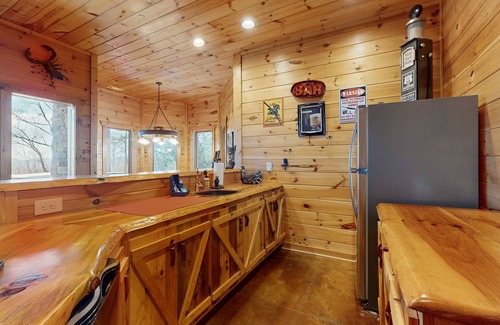 Mineral Bluff Cabin | Elegant cabin with amazing views, hot tub, pool table, indoor/outdoor fireplaces