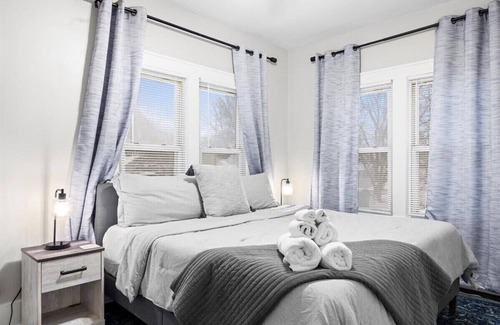 Lee's Summit House | Elegant Charm & Newly Renovated in Prime Location