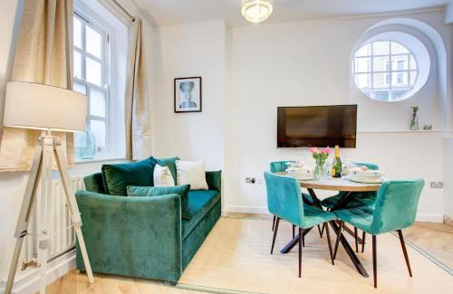 Island Gardens Apartment | Elegant City Retreat near Greenwich