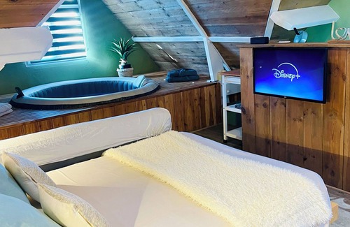 Croix-Caluyau Bed & Breakfast | Elegant, comfortable room with private spa