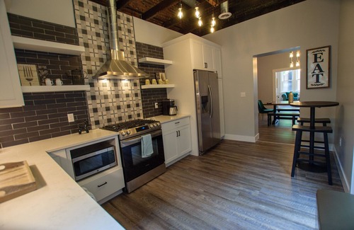 South Side Flats House | Elegant & Cozy Escape - 5Beds/2.5Bath - Sleeps 10