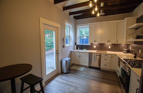 South Side Flats House | Elegant & Cozy Escape - 5Beds/2.5Bath - Sleeps 10