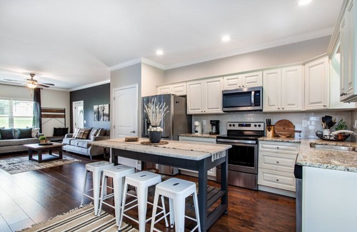 Townsend Apartment | Elegant End Condo -Fireplace & Community Amenities