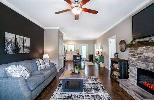 Townsend Apartment | Elegant End Condo -Fireplace & Community Amenities