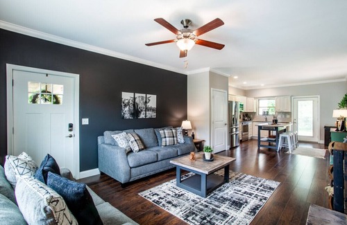 Townsend Apartment | Elegant End Condo -Fireplace & Community Amenities