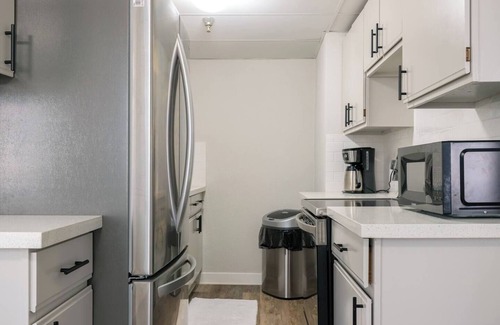 Central Hyde Park Apartment | Elegant/Entire Unit/1 Bedroom
