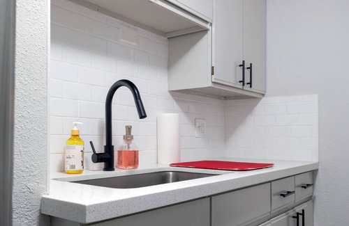 Central Hyde Park Apartment | Elegant/Entire Unit/1 Bedroom
