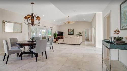 Marco Island House | Elegant Family-Friendly Home on Canal I 3BD2BA Sleeps 6 I Walk to Beach & Shops
