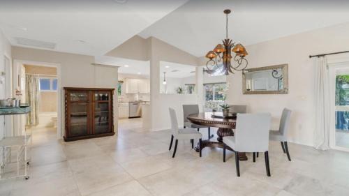 Marco Island House | Elegant Family-Friendly Home on Canal I 3BD2BA Sleeps 6 I Walk to Beach & Shops