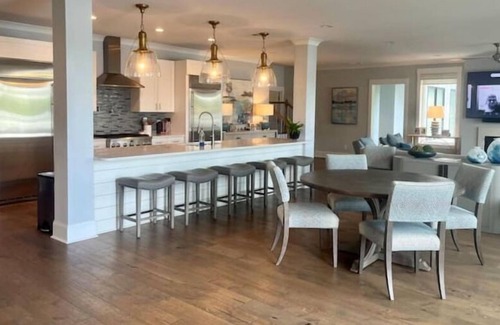 Chapin House | Elegant family lake retreat